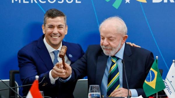 لولا دا سيلفا رئيس باراغواي سانتياغو بينا يحملان مطرقةً خلال قمة رؤساء دول ميركوسور في البرازيل (أ.ف.ب)