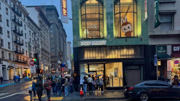 متسوقون أمام متجر يبيع دمية لابوبو في سان فرانسيسكو