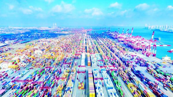 عشرات آلاف الحاويات في ميناء شاندونغ