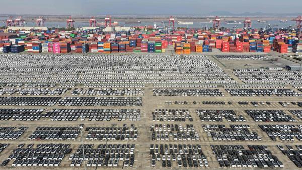 سيارات وحاويات في ميناء شنغهاي