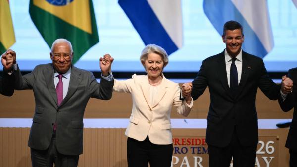 فون دير لاين تتوسط رئيس المجلس الأوروبي أنطونيو كوستا ورئيس باراغواي سانتياغو بينا