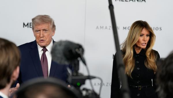ترامب وميلانيا في حديث إلى وسائل الإعلام 