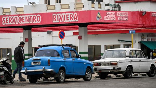 سيارات تملأ خزاناتها بالوقود في هافانا