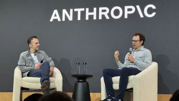 داريو أمودي (يمين) يتحدث خلال أحد المنتديات (أرشيفية)