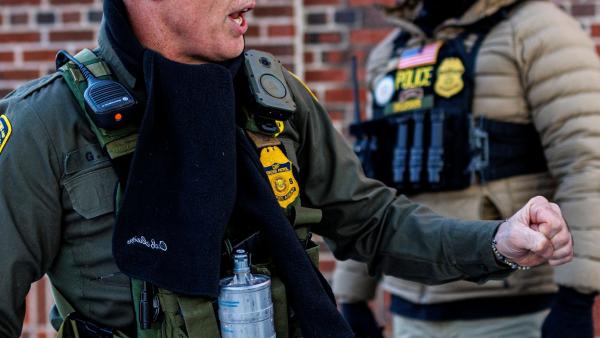 ترامب أوقف جهود توسيع نطاق استخدام ضباط الهجرة كاميرات الجسم