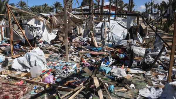 (ا ف ب)  دمار هائل خلفته غارةٍ إسرائيليةٍ على مخيمٍ للنازحين في خان يونس