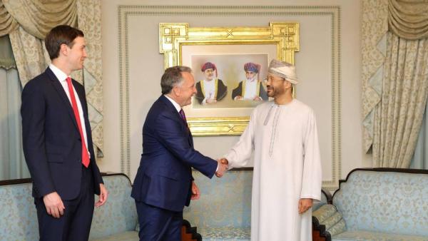 البوسعيدي يصافح المبعوث الأمريكي ستيف ويتكوف (رويترز)