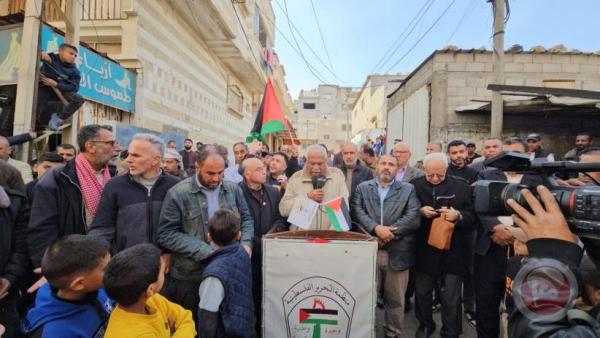 فلسطينيون خلال وقفة تضامنية مع الأونروا في غزة