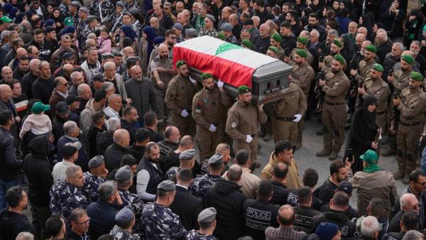 عناصر من القوات الخاصة اللبنانية يحملون نعش زميلهم حسن جابر الذي قُتل الاثنين مع طفله في غارة إسرائيلية بمسيرة (أ ب)