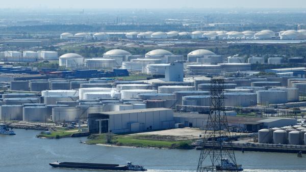 صهاريج لتخزين النفط