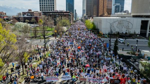 من تظاهرات لا للملوك التي جابت المدن الأمريكية ومن بين شعاراتها وقف الحرب