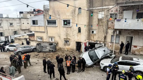 أضرار بمنازل وطرقات وسيارات في إسرائيل إثر صواريخ إيرانية