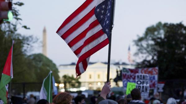 محتجون أمام البيت الأبيض في 7 أبريل 2026، احتجاجا على التصعيد مع إيران (رويترز)
