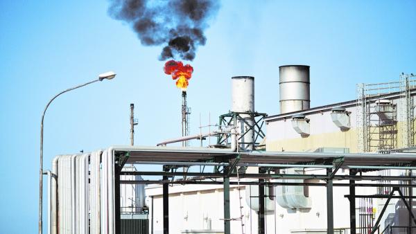 مصفاة الزاوية النفطية على بعد حوالي 40 كيلومتراً غرب طرابلس الليبية (أرشيفية)