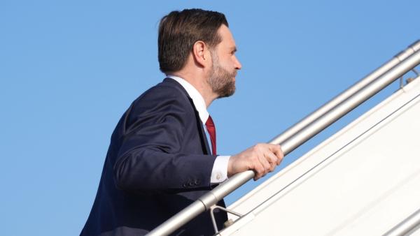 فانس يصعد على متن طائرة إير فورس 2 بعد إعلان فشل التوصل إلى اتفاق مع إيران في إسلام أباد (12 أبريل 2026 / أ.ف.ب)