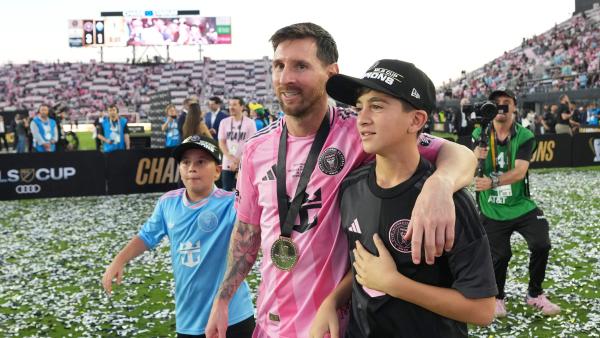 ميسي مع اثنين من أولاده  تياغو وماتيو  بعد الفوز بلقب الدوري الأمريكي