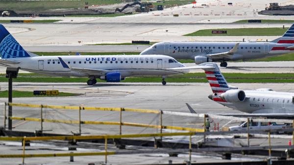 طائرات ليونايتد وأمريكان على مدرج مطار أوهير الدولي في شيكاغو