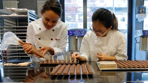 ممثلتان لشركة باري كاليبو تعدّان الشوكولاتة في زيورخ