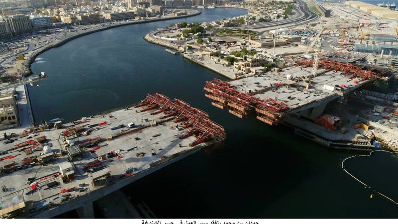 حمدان بن محمد يتفقد سير العمل في جسر الشندغة 