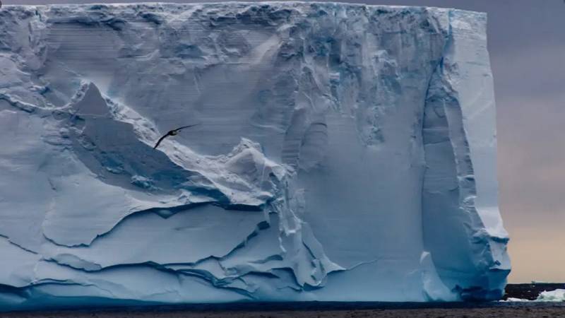 جبل جليدي يهدد جزيرة في الأطلسي