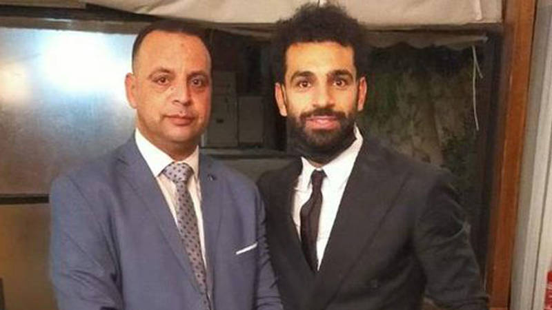 Ø£Ø³Ø±ØªÙ‡ ØªØ­Ø³Ù… Ø§Ù„Ø¬Ø¯Ù„ Ù…Ø­Ù…Ø¯ ØµÙ„Ø§Ø­ ÙŠØ´Ø¬Ø¹ Ø§Ù„Ø£Ù‡Ù„ÙŠ Ø£Ù… Ø§Ù„Ø²Ù…Ø§Ù„Ùƒ ØµØ­ÙŠÙØ© Ø§Ù„Ø®Ù„ÙŠØ¬