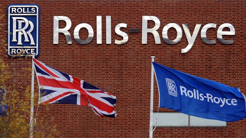 شعار رولز رويس على مقر الشركة في ديربي وسط بريطانيا (أ.ف.ب)