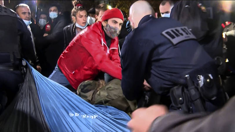 الشرطة الفرنسية تفرّق اللاجئين في شوارع باريس