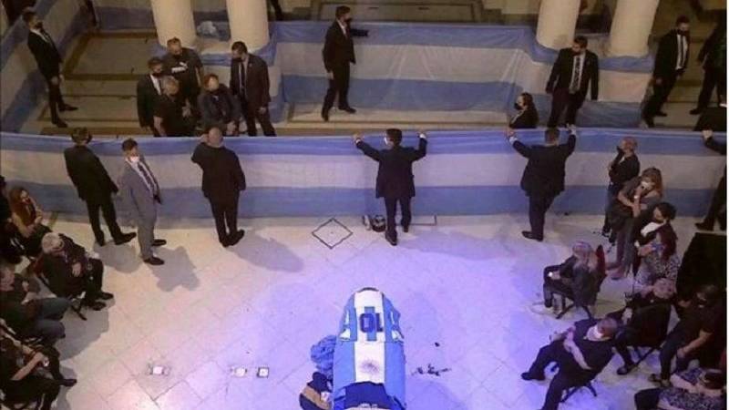 جثمان مارادونا يصل إلى القصر الرئاسي للنظرة الأخيرة