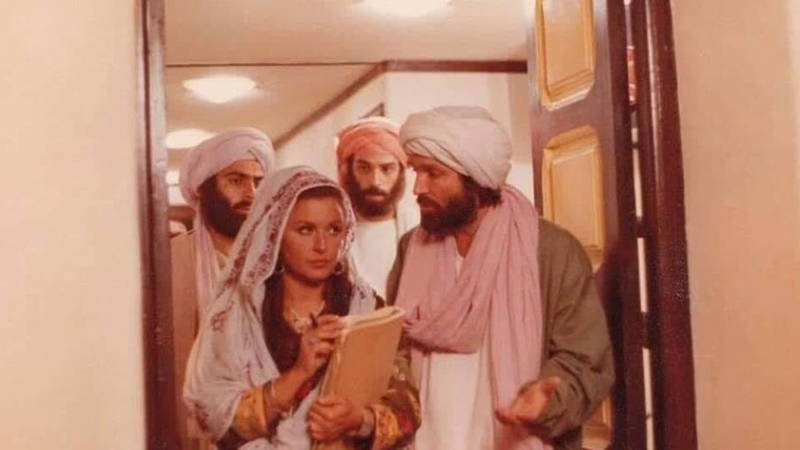 Ø£ÙØºØ§Ù†Ø³ØªØ§Ù† Ù„Ù…Ø§Ø°Ø§ Ø¬Ù…Ø¹ Ø³Ø¹Ø§Ø¯ Ø­Ø³Ù†ÙŠ ÙˆØ´ÙˆÙ† ÙƒÙˆÙ†Ø±ÙŠ Ù‚Ø¨Ù„ 34 Ø¹Ø§Ù…Ø§ ØµØ­ÙŠÙØ© Ø§Ù„Ø®Ù„ÙŠØ¬