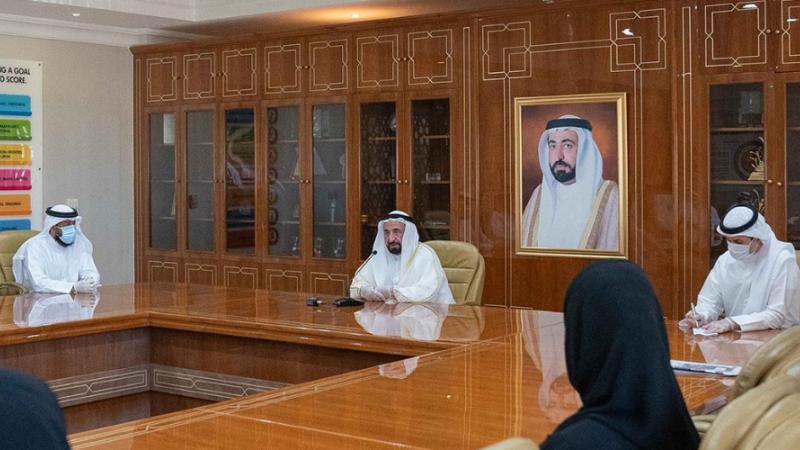 حاكم الشارقة يتفقد مشروعات محطة الليّة الكهربائية