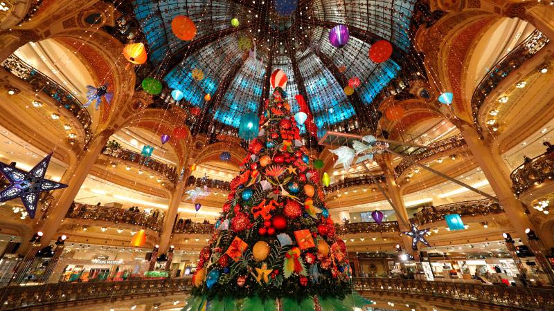 شجرة الميلاد في جاليري لافاييت باريس (أ.ف.ب)