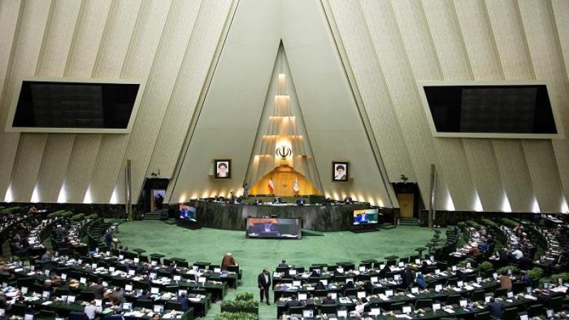 إيران تقر قانوناً يشدد موقفها النووي