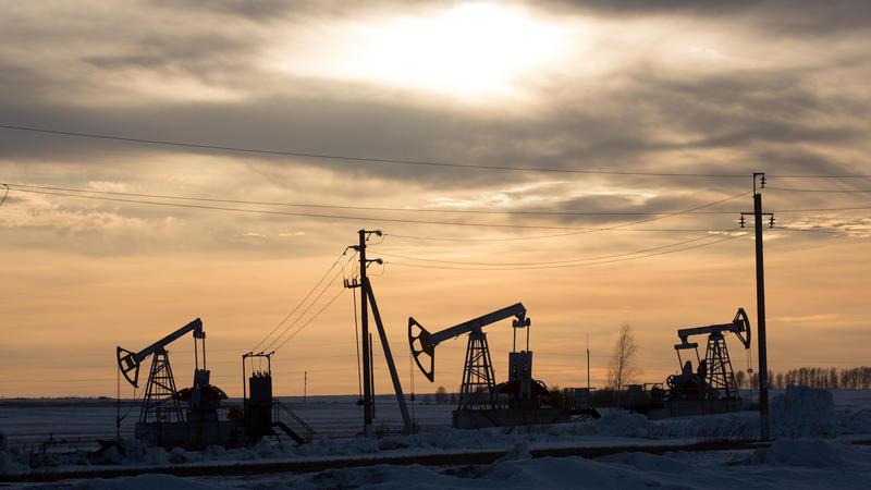 النفط يرتفع مع استئناف «أوبك+» محادثات تمديد خفض الإنتاج