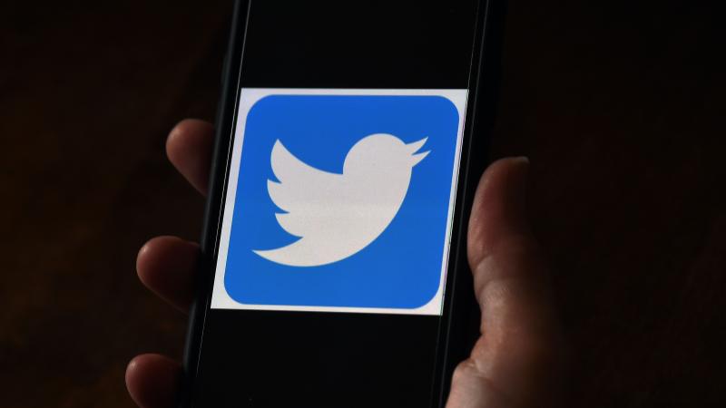 «تويتر» تعلن حظر أي منشور يحط من كرامة الإنسان