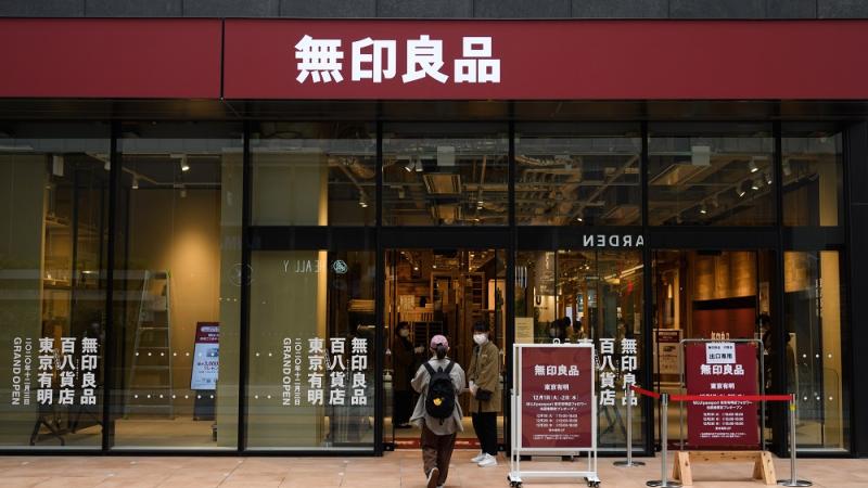  أحد محلات موجي في طوكيو حيث أعادت سلسلة المتاجر فتح أبوابها أمام المتسوقين مجدداً (بلومبيرج) 