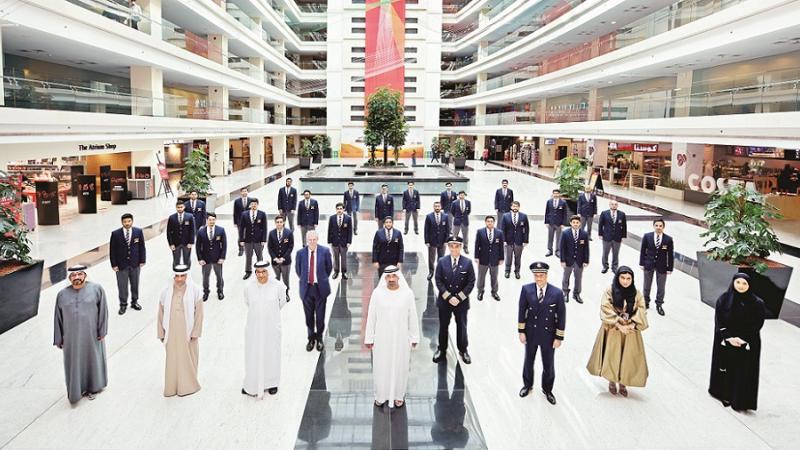 أحمد بن سعيد مع خريجي أول فوج من أكاديمية الإمارات لتدريب الطيارين