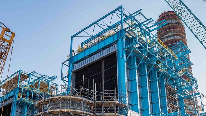 حاكم الشارقة يتفقد مشروعات محطة الليّة الكهربائية