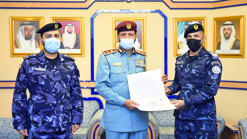 الشامسي يكرّم منتسباً من شرطة الشارقة نال ميداليتين ذهبيتين