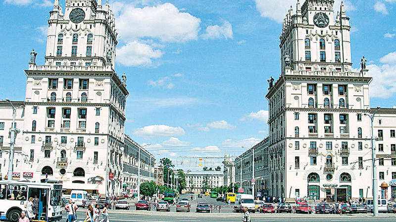 رجل يضرم النار في نفسه أمام مقر حكومة روسيا البيضاء