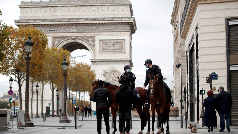 فرنسا قد تتجه لفرض عزل عام جديد في فبراير