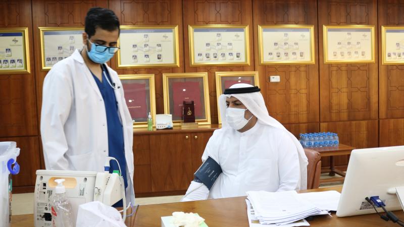 موظفو «غرفة عجمان» يتلقون لقاح «كوفيد-19»