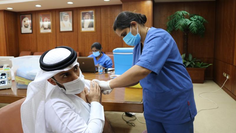 موظفو «غرفة عجمان» يتلقون لقاح «كوفيد-19»