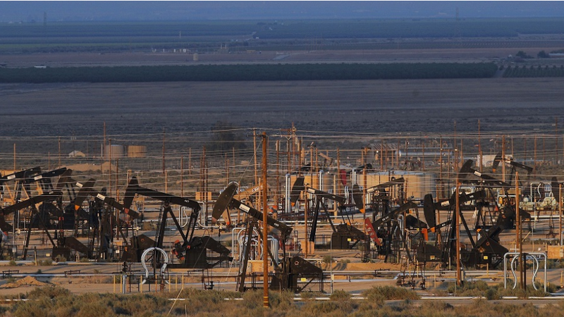 النفط يرتفع مع استمرار التركيز على قيود الإمدادات
