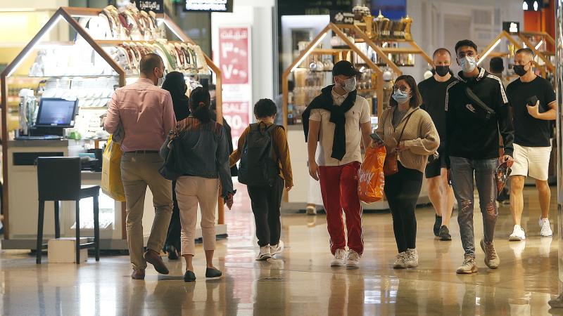 متسوقون في دبي مول 