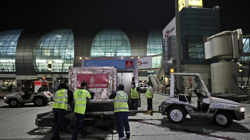 طيران الإمارات - توزيع اللقاح - مطار دبي 