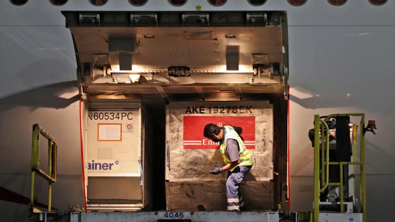 طيران الإمارات - توزيع اللقاح - مطار دبي 