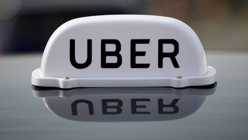 شعار أوبر على سيارة أجرة في ليفربول