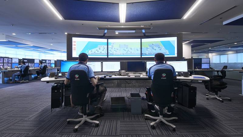 غرفة تحكم متطورة في المحطة رقم 3 في ميناء جبل علي 