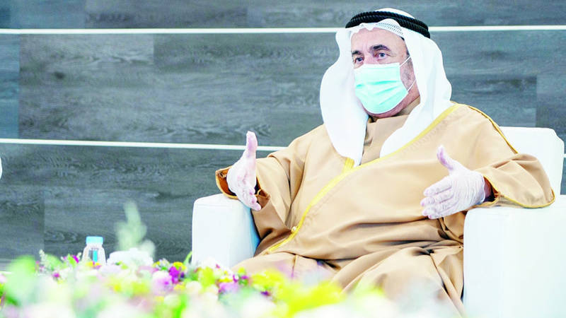 سلطان متحدثا للحضور 