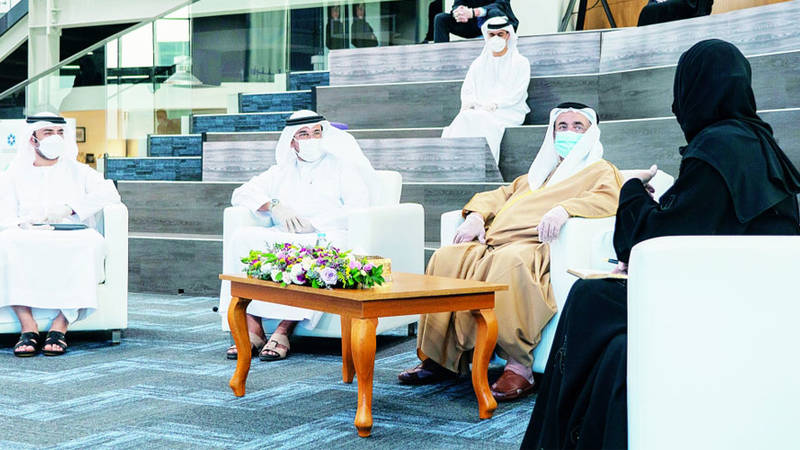 سلطان في حديث مع محدثة الهاشمي بحضور علي بن شاهين وعلي الحوسني 